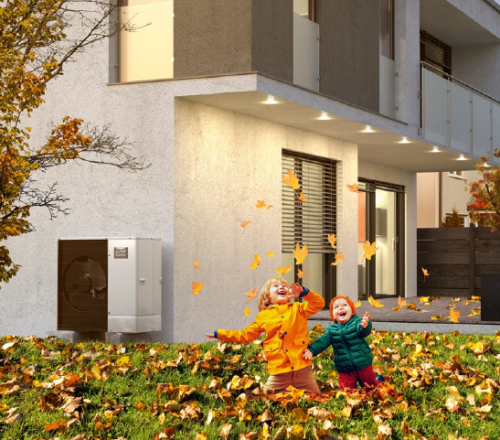 An der Wand eines Einfamilienhauses installierte Wärmepumpe