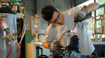 Lernender bei der Arbeit