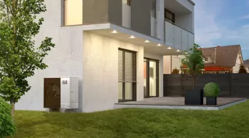 An der Wand eines Einfamilienhauses installierte Wärmepumpe