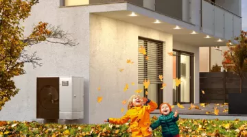 An der Wand eines Einfamilienhauses installierte Wärmepumpe